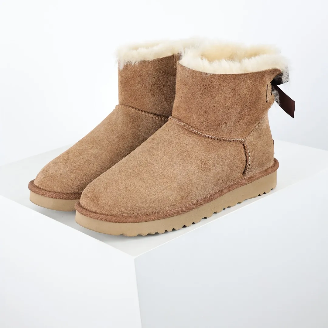 Pick up locally 💰600 Core recommended good price Independently developed original outsole and cashmere insole to keep you warm in winter and suitable for home use. In the new year, uug launched a style series, which is partially geared towards the preferences of young consumers and has also moved to the forefront of fashion trends. Shoe body material Water-repellent coated suede upper 17 mm UGGPURE™ implanted wool insole Lightweight non-slip comfortable rubber outsole With brand LOGO trademark Comes with a full set of packaging Size: 35 36 37 38 39 40